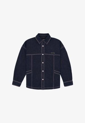 Dunkelblaue Denimjacke mit weißen Kontrastnähten, Druckknöpfen vorne, langen Ärmeln, Kragen und einem kleinen rechteckigen Logopatch auf der Brust.