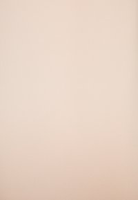 Tkanina v broskvové barvě s hladkou texturou, rovnoměrně pokrytá bez vzorů, která ukazuje konzistentní odstín a minimální lesk.