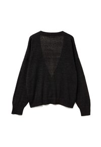Černý pletený svetr s výstřihem do V na zadní straně, dlouhými rukávy a volným střihem. Měkká textura s mírně volným tkaním.