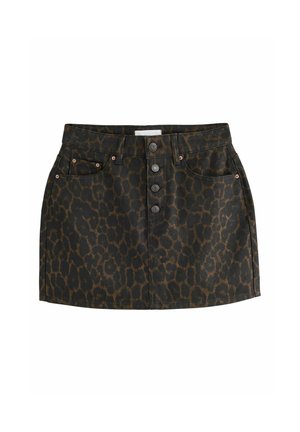 Minifalda vaquera con estampado de leopardo en marrón oscuro y negro, cierre frontal con botones, trabillas y dos bolsillos delanteros con remaches metálicos.