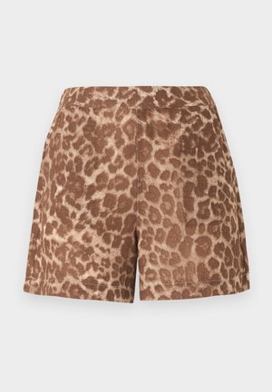 Brune shorts med leopardmønster, skreddersydd med flat front og sidelommer mot en lys bakgrunn.
