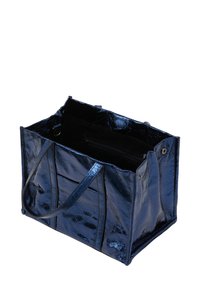 Tengerész kék lakk bevásárlótáska, két erős fogantyúval, nyitott tetejű, belső cipzáras zsebbel; fényes textúrájú és téglalap alakú.