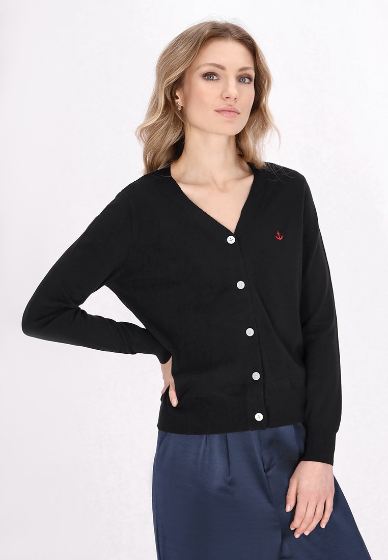 Cardigan nero con maniche lunghe, scollatura a V e sei bottoni bianchi. Presenta un piccolo ricamo a forma di ancora rossa sul petto sinistro. Texture liscia.