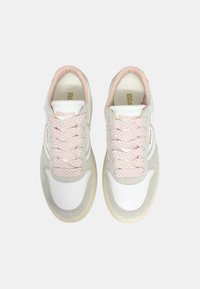 Sneakers bianchi e grigi con lacci rosa a zigzag, colletto imbottito e dettagli testurizzati. Presentano un logo sulla linguetta e sul lato.