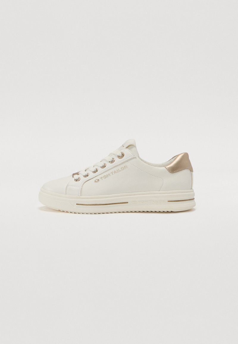 Weiße Ledersneaker mit goldenen Akzenten, runder Zehenpartie und flacher Gummisohle. Verfügt über fünf Ösen und ein Markenlogo an der Seite.