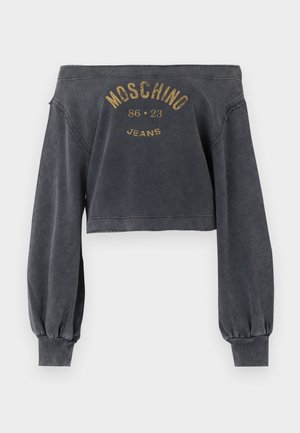 Olkapäät paljastava tummanharmaa lyhyt collegepaita pitkissä hihoissa, jossa on haalistuneella kullansävyllä "Moschino 86 23 Jeans" painettuna edessä.