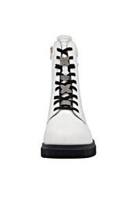 Stivale alla caviglia in pelle bianca con lacci neri, caratterizzato da decorazioni a forma di farfalla, zip laterale e suola in gomma nera testurizzata.