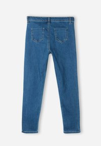 Smal blå denimjeans med en slät yta, med två bakfickor och en ren kant vid anklarna.