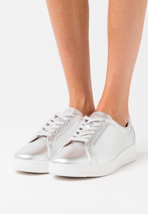 Metallisch silberne Sneaker mit glatter Textur, abgerundeter Zehe und weißer Sohle. Verfügen über Schnürsenkel und ein minimalistisches Design ohne Verzierungen.