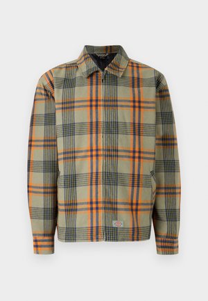 Veste à carreaux en vert, orange et marine ; dotée d'un col, d'une fermeture éclair avant intégrale, de deux poches latérales et d'un patch logo sur le côté gauche.