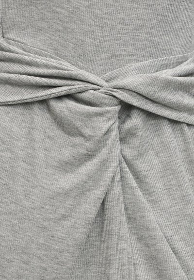 Γκρι πλεκτό ύφασμα με ραβδώσεις και κεντρικό κόμπο που δημιουργεί πτυχώσεις και υφή σε απαλό, ελαστικό υλικό.