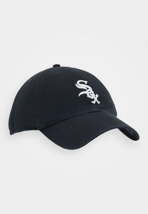 Czarna czapka baseballowa z bawełny o zakrzywionym daszku, z białym haftowanym logo "Sox" z przodu oraz otworami wentylacyjnymi.