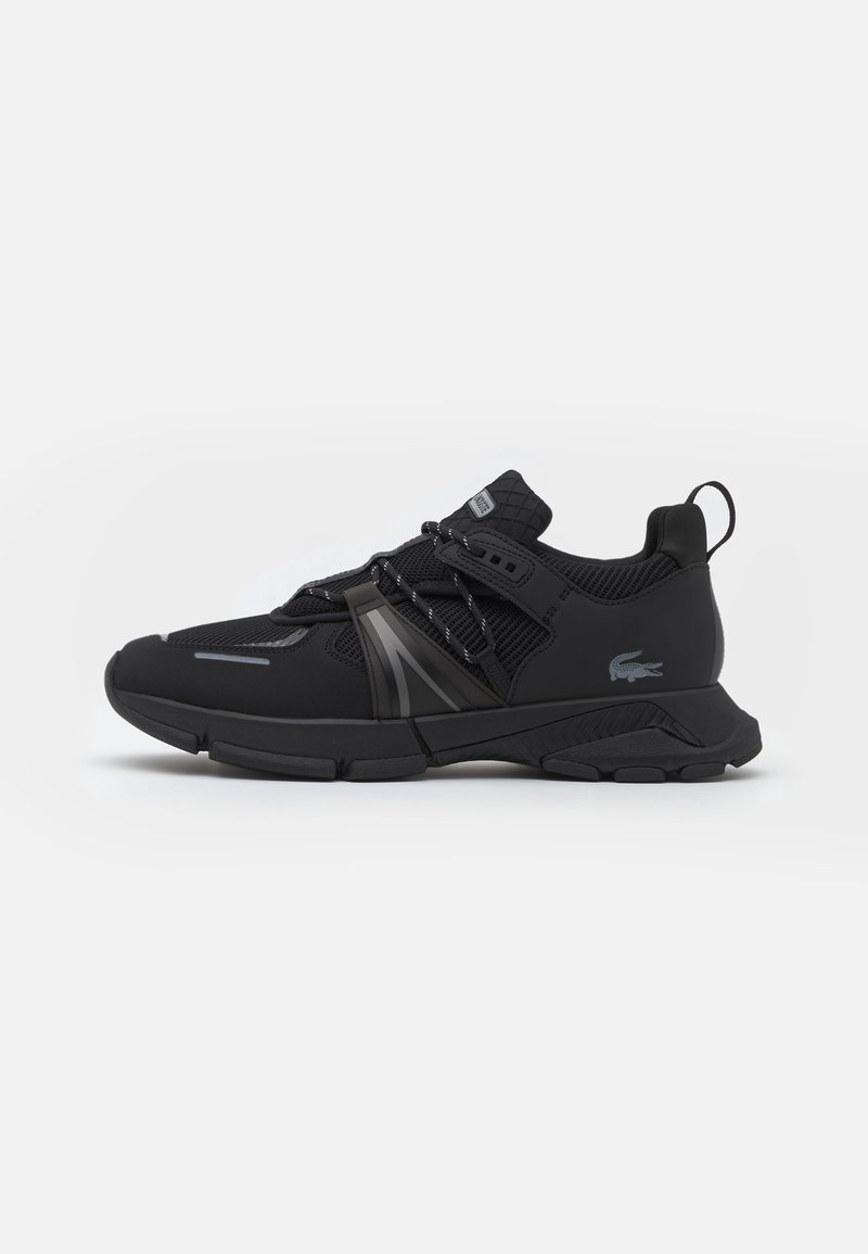 Baskets de sport noires avec tige en mesh et synthétique, design à lacets, languette à l’arrière et logo Lacoste sur le côté.