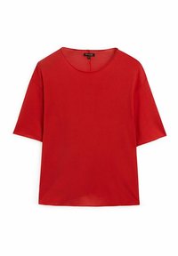 T-shirt rouge à manches courtes fabriqué à partir d'un tissu lisse et léger. Il présente un col rond et une coupe décontractée, sans motifs ou accents supplémentaires.