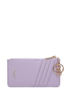 Portafoglio di colore viola con texture e hardware dorato, dotato di una chiusura con zip e un anello per chiavi in metallo. Quattro scomparti per carte su un lato.