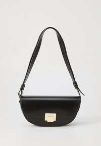 Μαύρη δερμάτινη τσάντα ώμου με καμπυλωτό σχήμα, που διαθέτει κούμπωμα σε χρυσό τόνο και ρυθμιζόμενο ιμάντα. Ομαλή υφή, μινιμαλιστικός σχεδιασμός.