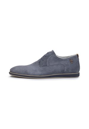 Chaussure en cuir suédé gris avec un bout arrondi, design minimaliste à lacets, semelle beige contrastante et une petite pièce d'accent sur le talon.
