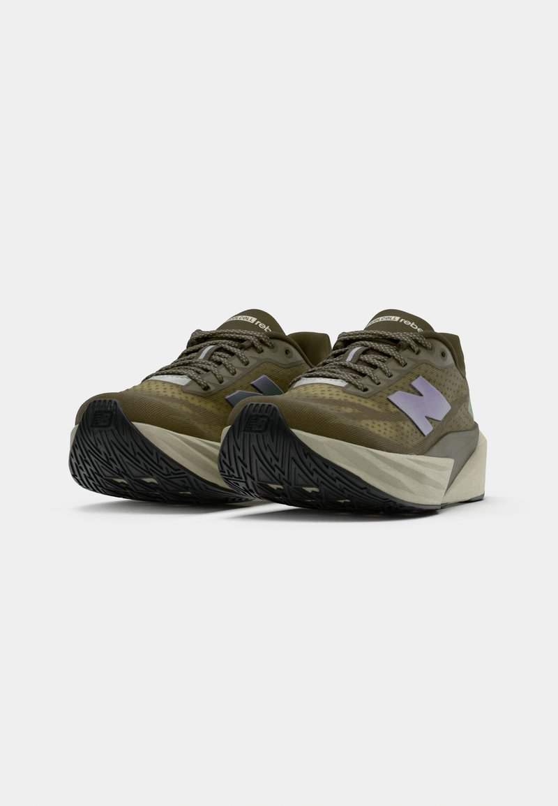 Scarpe da corsa verde oliva con tomaia in rete testurizzata, dettagli riflettenti e una suola in gomma nera con un motivo di battistrada dettagliato.