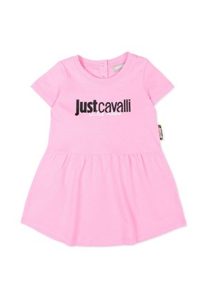 Abito rosa per neonata a maniche corte con gonna arricciata e logo "Just Cavalli" nero sul petto, bottoni a pressione sul colletto posteriore.