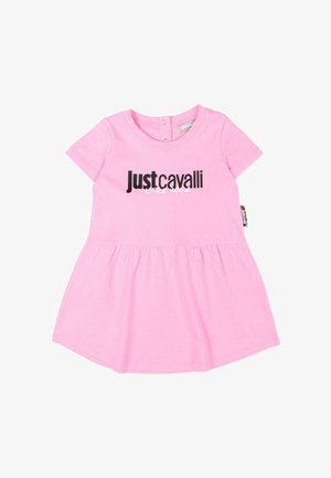 Abito rosa per neonata a maniche corte con gonna arricciata e logo "Just Cavalli" nero sul petto, bottoni a pressione sul colletto posteriore.
