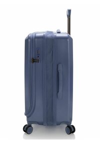 Hartschalenkoffer in einem sanften Blau, ausgestattet mit einem teleskopischen Griff, zwei Rollen, Reißverschluss und Kombinationverschluss.