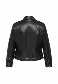 Svart lädermotorcykeljacka med silverfärgade nitar längs axlarna och fållen, med en klassisk krage och dragkedjeärm.