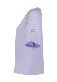 Ljuslila kortärmad skjorta med textilstruktur, rund halsringning och en logotyp på ärmen. Designen är enkel och ren.