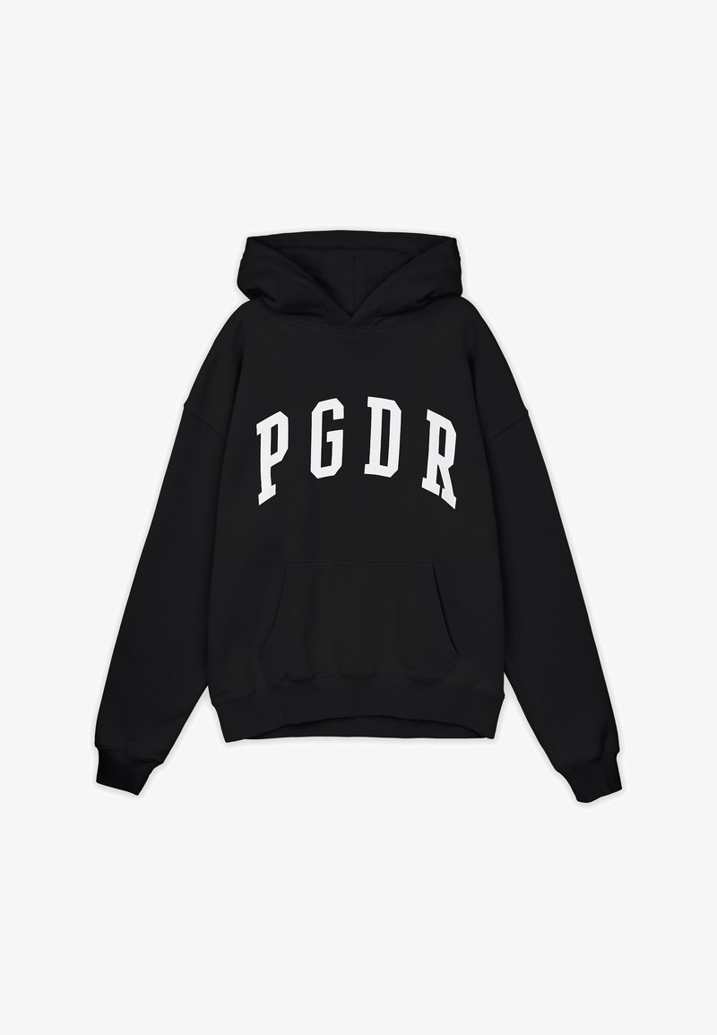 Schwarzer Hoodie aus weichem Stoff, mit einer vorderen Tasche und einer Kapuze mit Kordelzug. "PGDR" ist in weißen, abgerundeten Buchstaben deutlich dargestellt.
