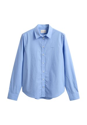Lyseblå skjorte med lange ermer og krage, diskret merkevarelogo på brystet og syv hvite knapper foran.