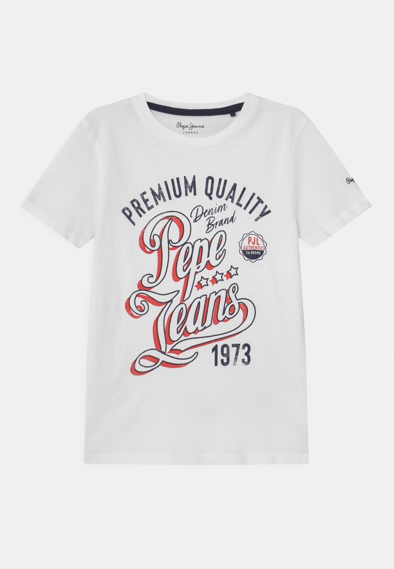 Camiseta de algodón blanca con una impresión gráfica en rojo y azul marino, que dice "Marca de Denim de Calidad Premium Pepe Jeans 1973" con estrellas.