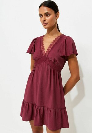 New Look, CRINKLE TEXTURE LACE TRIM V NECK MINI DRESS - Robe de jour - burgundy