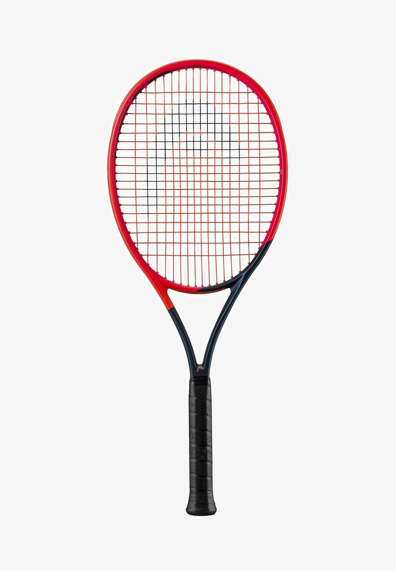 Rote und schwarze Tennisschläger mit strukturiertem Griff, ovalem Kopf und kreuzweise geflochtenem Saitenmuster. Auffälliges Markenlogo auf dem Rahmen und dem Griff.