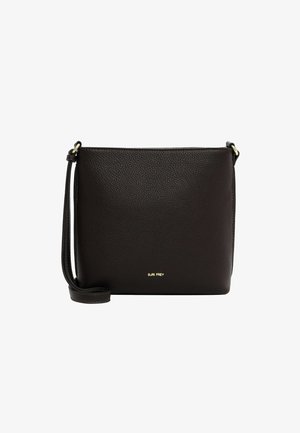 Bolso de cuero negro tipo bandolera con una textura granulada, forma rectangular, con detalles en dorado y una correa ajustable. Diseño sutil y minimalista.