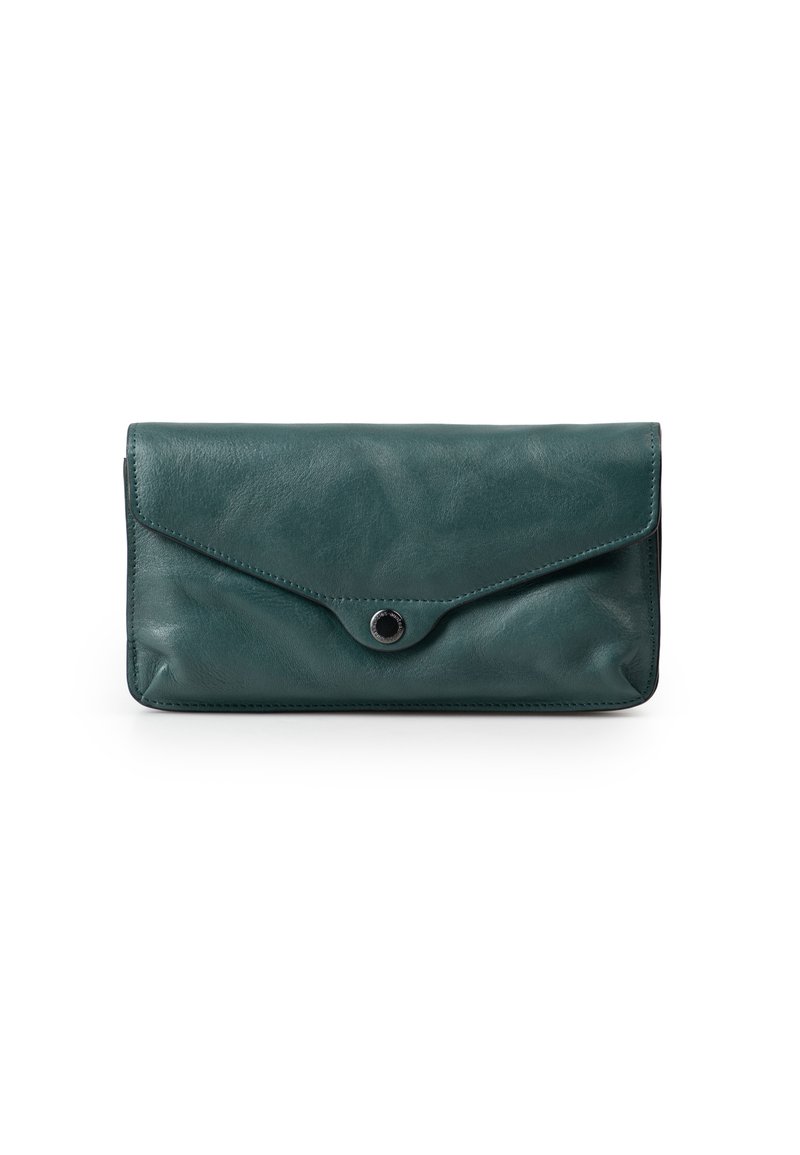 Teal leren clutch met een envelopvorm, voorzien van een drukknoopsluiting en contrasterende stiksels langs de randen. Glad oppervlak en afgeronde hoeken.
