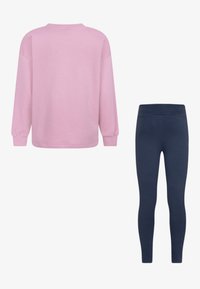 Maglietta rosa a maniche lunghe con scollatura rotonda e leggings blu navy con design aderente, entrambi in materiali morbidi ed elasticizzati.