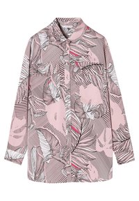 Camicia a maniche lunghe in tessuto rosa con motivi di foglie tropicali in bianco e nero, con chiusura a bottoni e tasca sul petto.