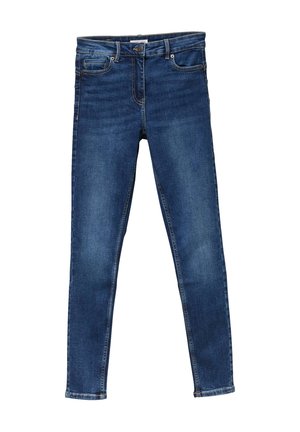 Donkerblauwe jeans met smalle pasvorm, voorzien van steekzakken aan de voorkant, lussen voor een riem en een knoopsluiting, plat neergelegd op een witte achtergrond.