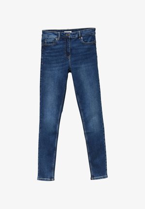Donkerblauwe jeans met smalle pasvorm, voorzien van steekzakken aan de voorkant, lussen voor een riem en een knoopsluiting, plat neergelegd op een witte achtergrond.