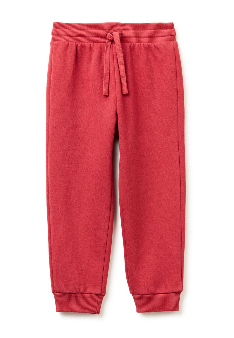 Červené bavlněné tepláky s elastickým pasem a šňůrkou na stažení. Mají ribbované manžety, hladkou texturu a dvě boční švy.