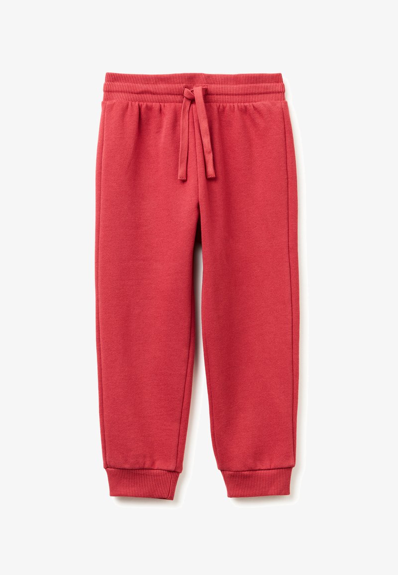 Červené bavlněné tepláky s elastickým pasem a šňůrkou na stažení. Mají ribbované manžety, hladkou texturu a dvě boční švy.