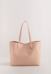 Sac fourre-tout rose avec motif hexagonal, en matériau synthétique, à doubles poignées et à ouvert en haut. Surface texturée avec des accents lisses.