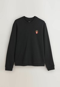 Schwarzer Sweatshirt mit Rundhalsausschnitt, kleiner bunter Stickerei einer flammend scharfen Soßenflasche auf der linken Brust, langen Ärmeln und gerippten Bündchen.