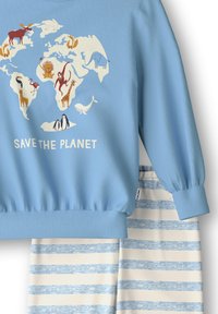 Blauwe sweatshirt met illustraties van wilde dieren op een wereldbol en de tekst "RED DE AARDE". Bijpassende beige slaapbroek met blauwe strepen.