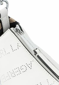 Borsa in pelle bianca con zip argentata, motivo in rilievo e dettagli neri. Presenta una tracolla removibile per una maggiore versatilità.