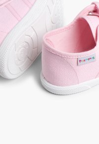 Rosa Leinenschuhe mit strukturierter Oberfläche, weißen Gummisohlen und einem gestickten Logolabel an der Seite. Flaches Design für lässige Freizeitmode.