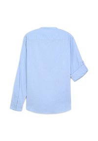 Camicia a maniche lunghe azzurro chiaro con colletto rotondo, polsini abbottonati e maniche arrotolate; presenta una texture liscia e un design semplice.
