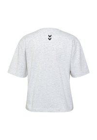 Camiseta de manga corta gris hecha de un tejido texturizado, con cuello redondo y tres acentos en forma de chevron negros en la parte posterior.