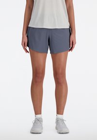 Graue Sportshorts aus leichtem Stoff mit einer dezenten Textur, ausgestattet mit einem elastischen Bund und seitlichen Taschen.