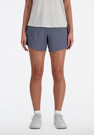 Graue Sportshorts aus leichtem Stoff mit einer dezenten Textur, ausgestattet mit einem elastischen Bund und seitlichen Taschen.