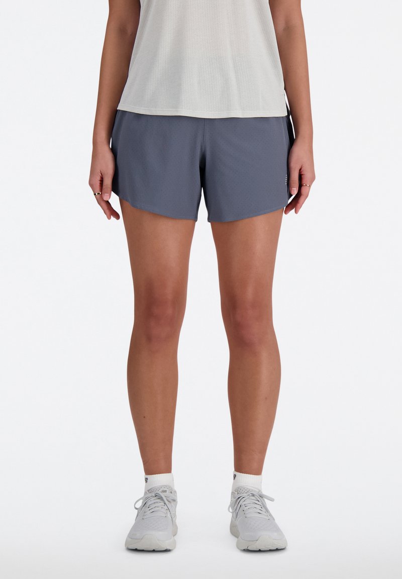 Graue Sportshorts aus leichtem Stoff mit einer dezenten Textur, ausgestattet mit einem elastischen Bund und seitlichen Taschen.